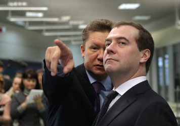 Алексей Милер показва нещо на премиера Дмитрий Медведев