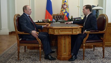 Владимир Путин и Дмитрий Медведев разговарят за Крим