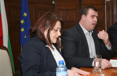 Зам.-министърът на земеделието Явор Гечев и ръководителят на управляващия орган на ПРСР Светлана Александрова обявиха, че не са спрени европарите сн.БГНЕС