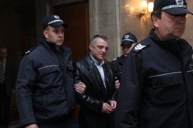 Бисер Миланов с охрана в парламента, сн. БГНЕС