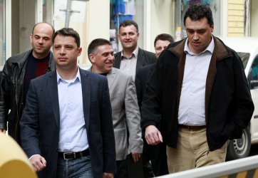 Депутати от ГЕРБ начело с бившия министър на икономиката Делян Добрев, отидоха в МИЕ да търсят данни за дълговете на НЕК. Сн. БГНЕС