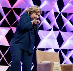 Хилъри Клинтън беше замерена с обувка