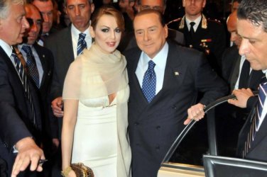 Миналата есен Силвио Берлускони се ожени за своята финансистка Франческа Паскале на тайна церемония в частния си параклис в Милано. 