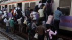 Пътнически влак дерейлира в Индия, най-малко 19-ма загинаха