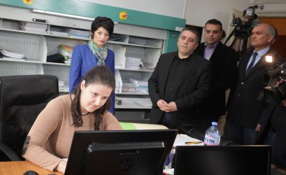 Депутатите от ГЕРБ внесоха в деловодството на парламента искането за вот на недоверие срещу кабинета, сн. БГНЕС
