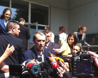 Премиерът Пламен Орешарски след като гласува. Сн. БГНЕС