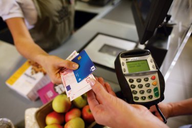 Нараства готовността на българите да плащат данъци с банкова карта