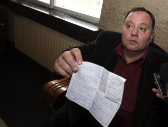 Тодоров показва разписка от "Пътна помощ" на журналистите в съда. Сн.: БГНЕС