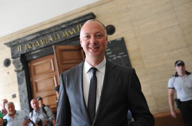 Росен Желязков в добро настроение пред съдебната зала. Сн. БГНЕС