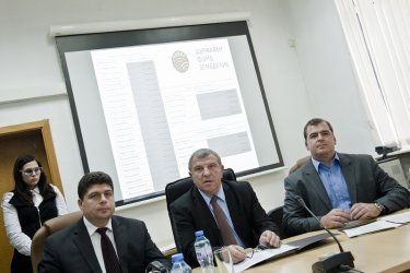 Димитър Греков (в средата) се закани да иска оставката на шефа на ДФЗ (вляво), сн. БГНЕС 
