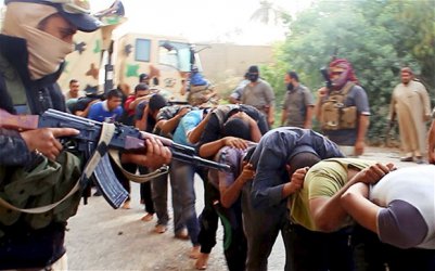Снимка, публикувана на сайт на сайт на джихадистите, вероятно показва как екстремисти от ИДИЛ извеждат пленени иракски войници в цивилно облекло в Тикрит. 