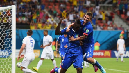 Радостта на италианците след гола на Балотели