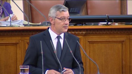 На 12 юни 2013 парламентът избра Цветан Гунев за подуправител на БНБ и шеф на банковия надзор.