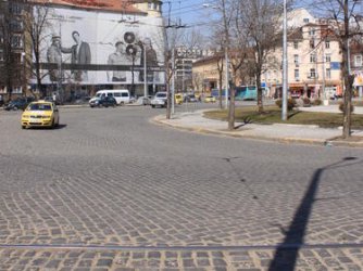 Докато София се готви да махне паважа, Брюксел го защитава