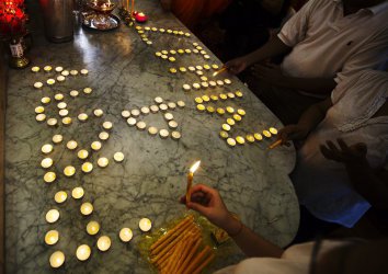 Молитви за жертвите на полета от Амстердам до Куала Лумпур има не само в Холандия, Австралия и Малайзия, сн. ЕПА/БГНЕС