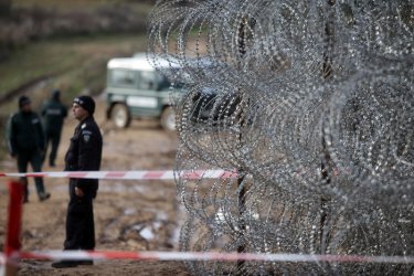 Военните посрещнаха новия си началник с почти готова ограда по границата