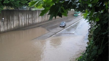 Наводнен подлез във Враца