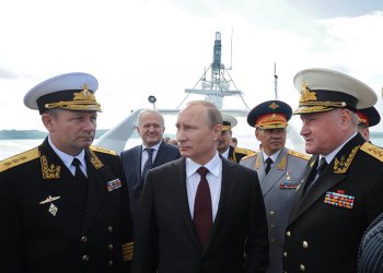 Путин прие военно-морския парад на борда на тежкия авионосещ крайцер "Адмирал от флота на Съветския съюз Кузнецов"