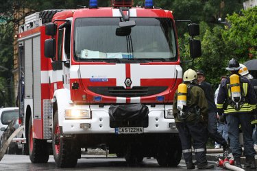 Горящ автобус подпали дом за деца в Русе, няма пострадали