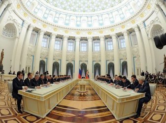 Момент от разширеното заседание на руското правителство, по време на което премиерът Медведев огласи взетото решение