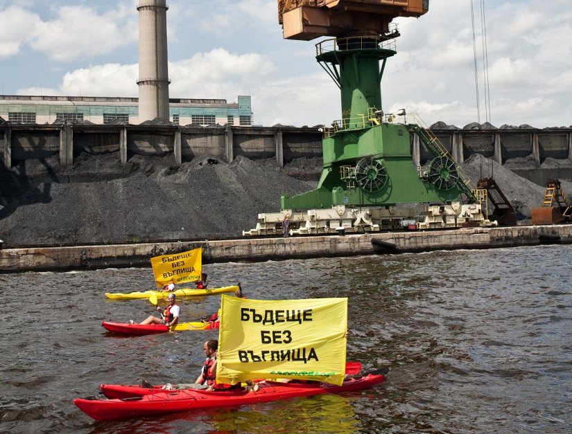 Каяци с банери "Бъдеще без въглища” плаваха пред ТЕЦ "Варна”