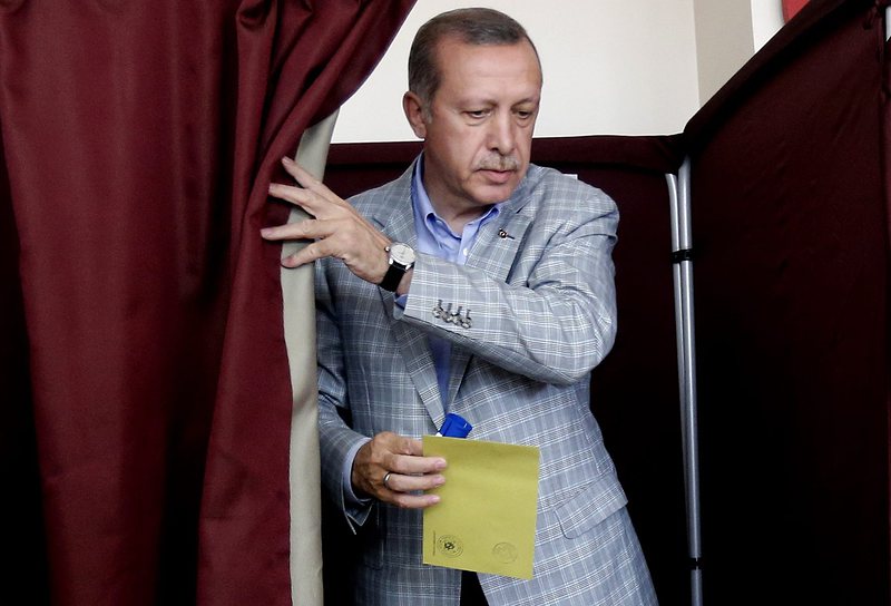 Премиерът Ердоган гласува на президентските избори. Сн. ЕПА/БГНЕС