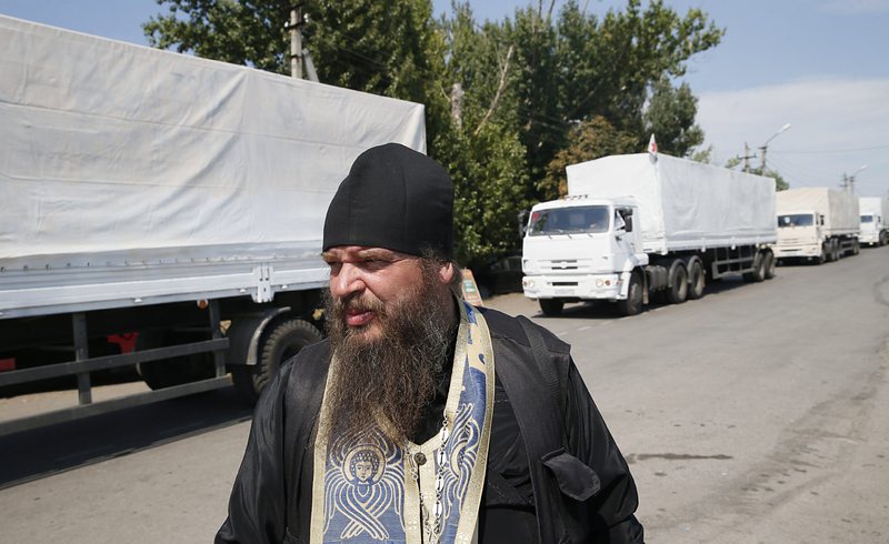 Руски свещеници придружават конвоя с руска хуманитарна помощ, сн. ЕПА/БГНЕС 