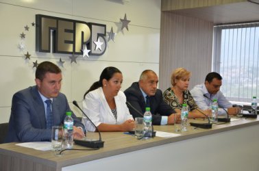 Лидерът на ГЕРБ Бойко Борисов (в центъра) и представители на партията искат спешно да се договори нов външен дълг. Снимка: БГНЕС