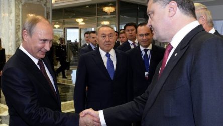 Путин и Порошенко се здрависват по време на срещата в Минск в края на август.