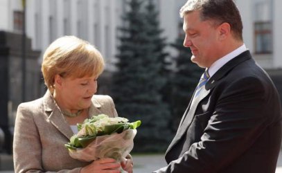 Порошенко посреща Меркел в Киев