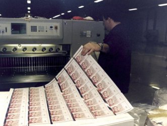 Отпечатване на банкноти в печатницата на БНБ