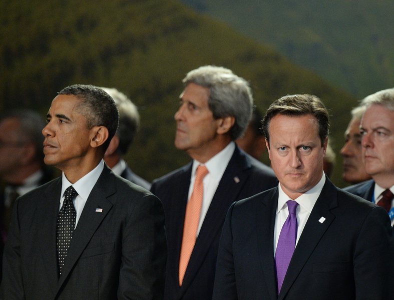 Президентът и държавният секретар на САЩ Барак Обама и Джон Кери и британският премиер Дейвид Камерън по време на церемонията по откриването на срещата в Нюпорт.