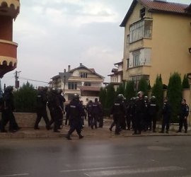 Полицията блокира ромското гето в Петрич. Снимка: БГНЕС