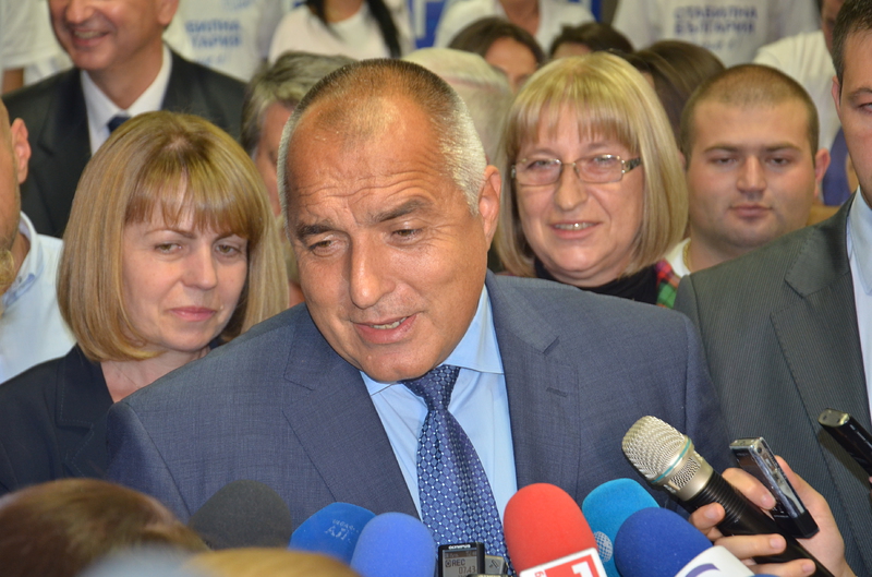 След изборната победа на 5 откомври Бойко Борисов дава изявления пред медиите. Зад него са Йорданка Фандъкова и Цецка Цачева. Сн. БГНЕС