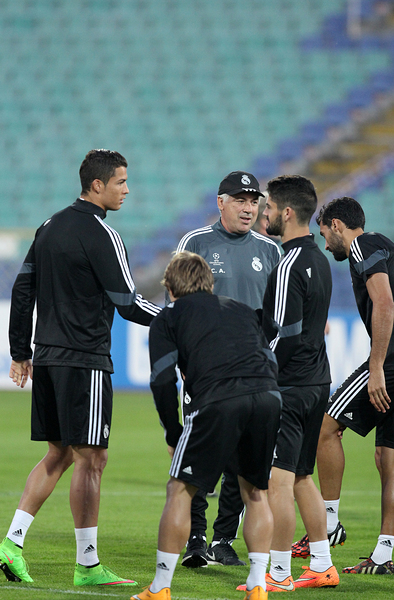 Кристиано Роналдо (вляво) и треньорът Карло Анчелоти по време на тренировката на "Реал" на стадион "Васил Левски" във вторник, сн. БГНЕС
