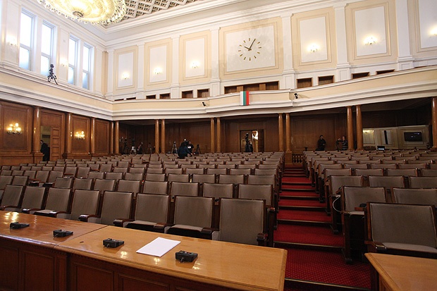 Празната пленарна зала на Народното събрание
