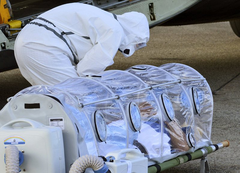 Медици пренасят болен от ебола, сн. ЕПА/БГНЕС