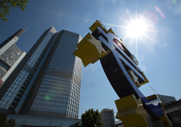 ЕЦБ тихомълком възлага надежди на поевтиняването на еврото