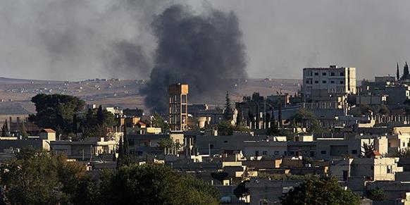 Изглед към атакувания от джихадистите сирийски кюрдски град Кобане, заснет от турската страна на границата.