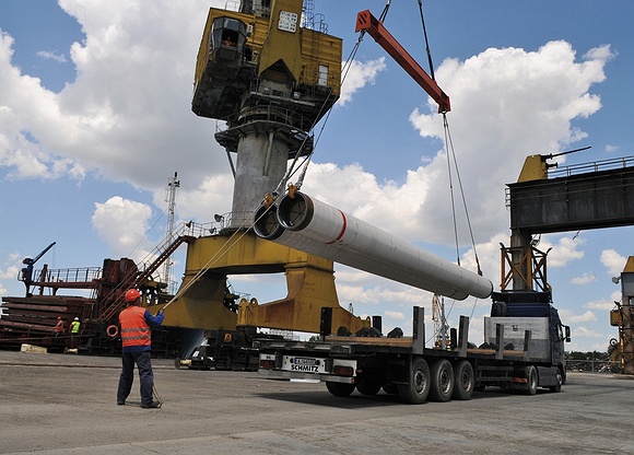 Разтоварване и складиране на тръбите за морския газопровод "Южен поток“ на пристанище Бургас.