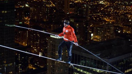 Акробат премина със завързани очи по въже между две кули в Чикаго