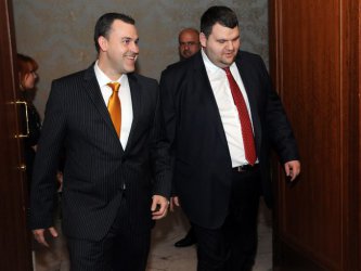 Главният редактор на "Пик" Ивайло Крачунов (вляво) посреща Пеевски на редакционното парти. Впоследствие този кадър необяснимо бе премахнат от сайта на медията. Снимка: "Пик"