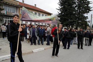 Стотина души се събраха на протест в село Троица срещу проучвания за нефт и газ в региона, сн. БГНЕС