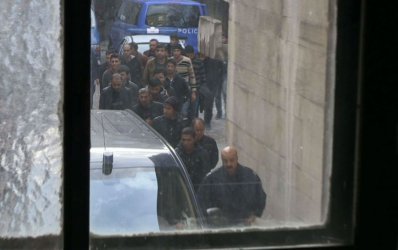 Поредната голяма група нелегални имигранти от Сирия се изправиха на 21 октомври пред Русенския районен съд. 21 души, само мъже, сред които и един 17-годишен младеж, се признаха за виновни и подписаха споразумение. Сн. БГНЕС