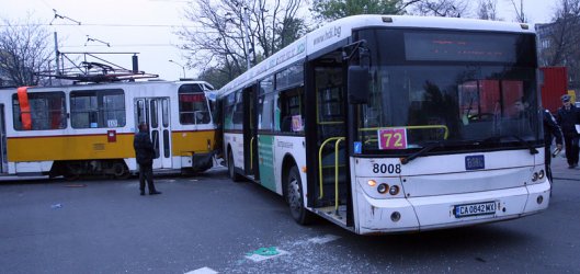 Седем ранени при удар на трамвай и автобус в центъра на София