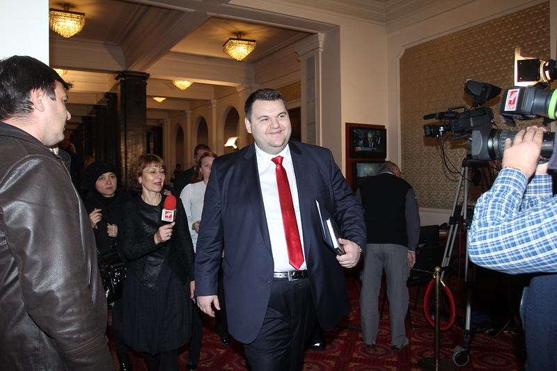 Делян Пеевски влиза да се закълне като народен представител в 43-тото Народно събрание  . Сн. БГНЕС