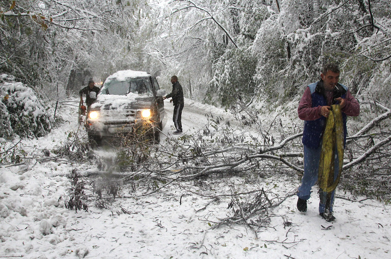 Пътят Велико Търново - Елена беше блокиран за няколко часа от паднали дървета. Изнервените шофьори сами си проправяха път като теглеха с въжета клоните от пътното платно, някои използваха и моторни триони. БГНЕС