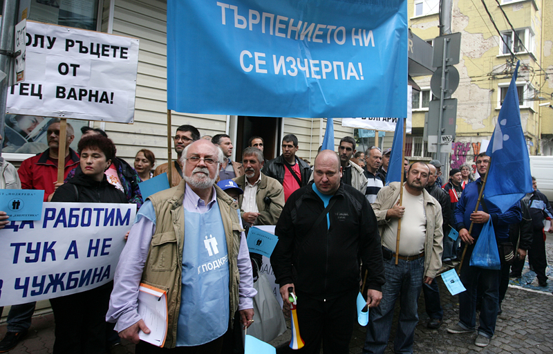 Протестиращите от ТЕЦ-Варна искат да запазят работата си, сн. БГНЕС 