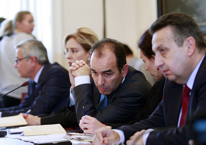 Иван Искров (в средата) докладва пред парламента за свършеното по казуса КТБ. Сн. БГНЕС