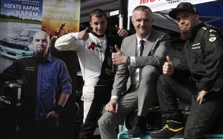 Европейският шампион по дрифт Алекс Язов (вдясно) е лицето на кампанията